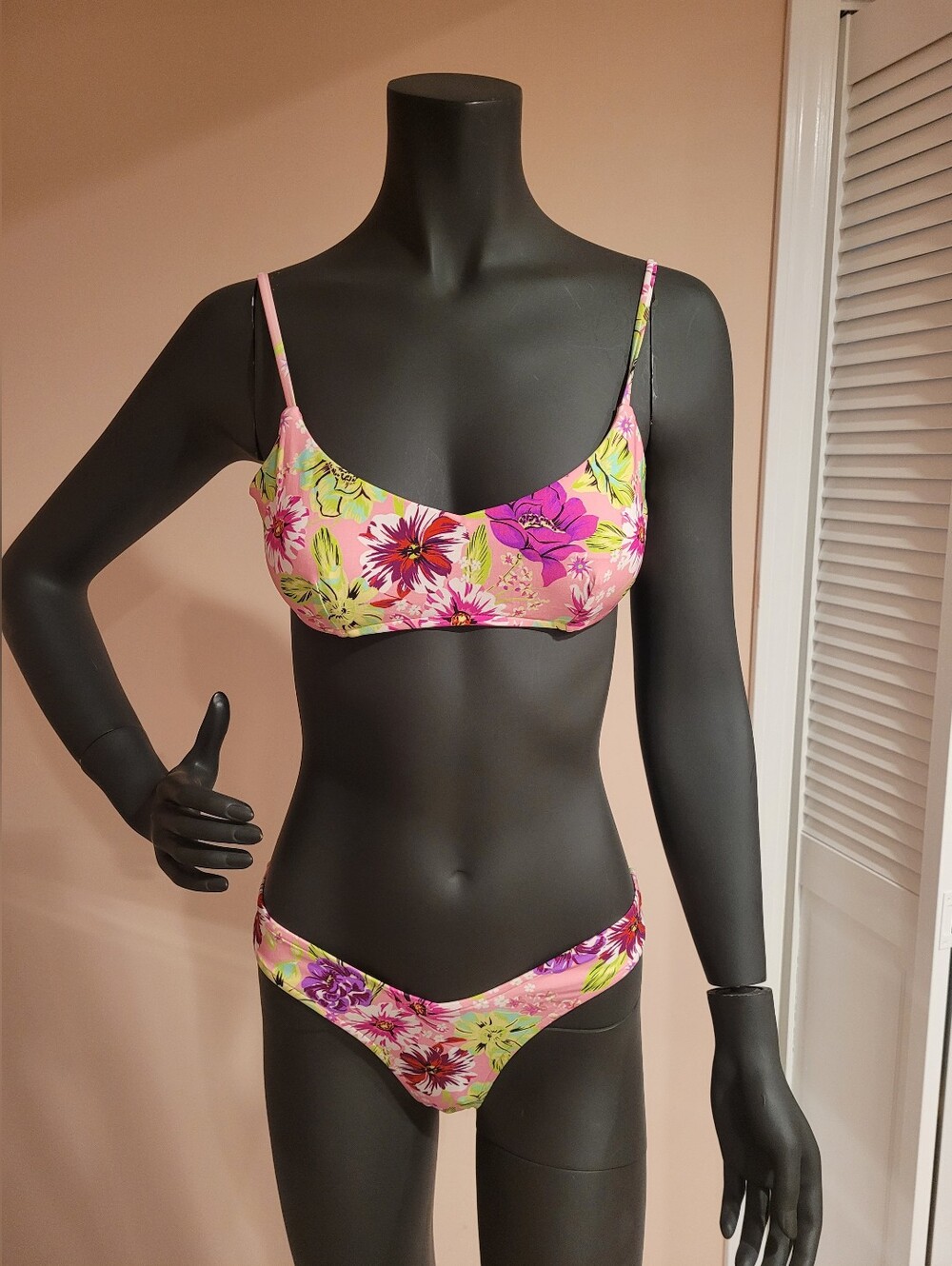 Floral Pink Women's Bikini Set - Sleek Scoop Top & Low-Rise Bottom